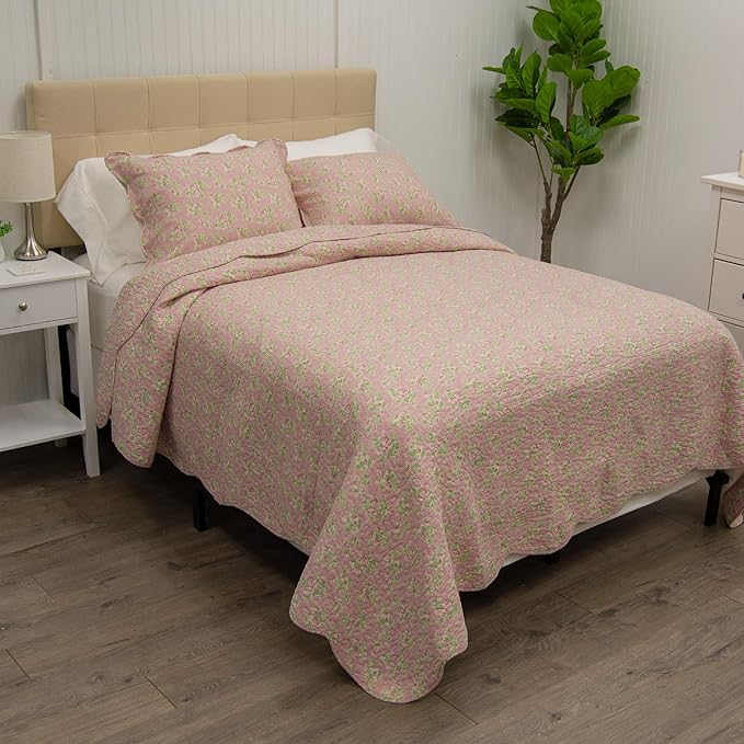 Donna Sharp King Bedding Set - 3 Piece - Strawberry Garden Quilt Set with Quilt and Two Pillow Shams - Machine Washable - Patchwork Design