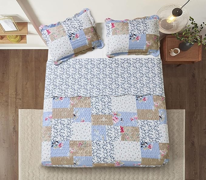 Brilliant Sunshine Pink and Blue Roses Toile Quilt Set, 3-Piece Bedding Sets, Lively Patchwork Design, Washable, Reversible Bedspread, Soft Lightweight Coverlet, All-Season, Full/Queen, Blue Natural