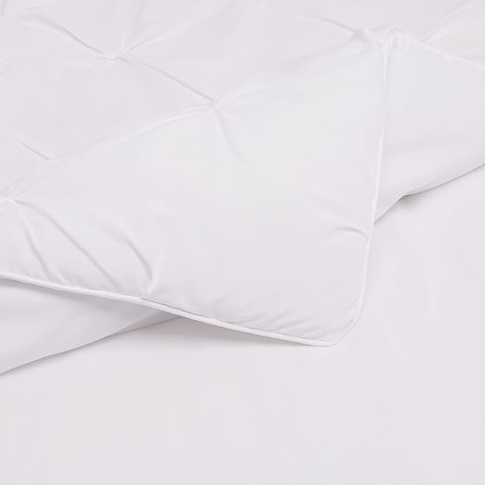 Amazon Basics Soft, Lightweight Queen Size Comforter Sets, All-Season Down-Alternative 3-Piece Bedding Set, Pinch Pleat Design, Full/Queen Size, Bright White