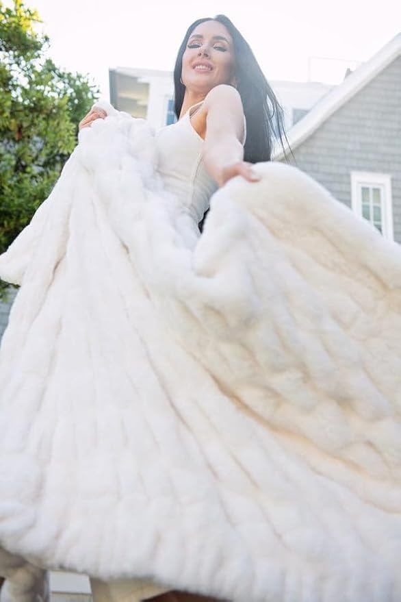 Minky Couture Hugs Blanket - Extra Plush Blanket for Premium Gifting - Stretchy Bubbled Cozy Throw - Silky Smooth - Durable & Machine-Washable - Travel-Friendly - Grande, Cream