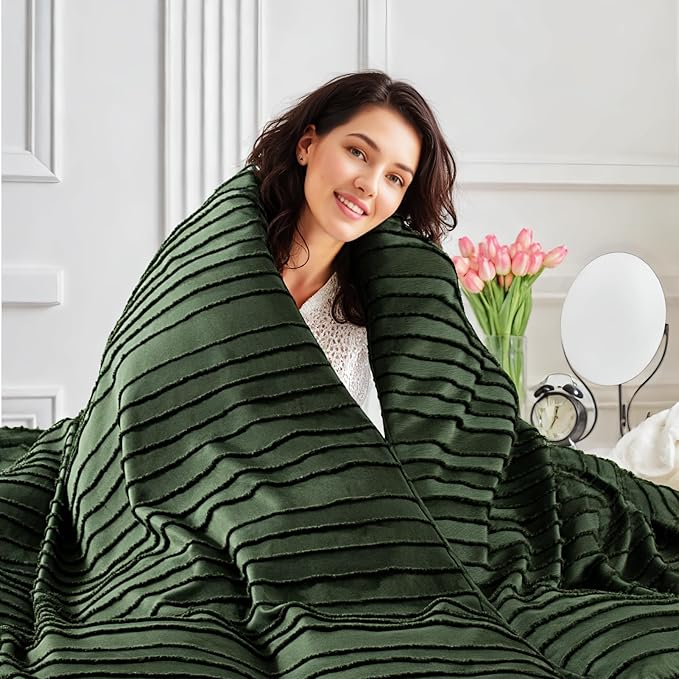 NEXHOME PRO Duvet Cover Queen Size, Blue 3 Pieces Boho Tufted Duvet Cover Set, Soft and Lightweight Microfiber Comforter Cover Set for All Season (Forest Green,90 x 90)-No Comforter