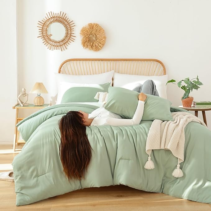 ROSGONIA Oversized King Comforter Sage Green, 3pcs(1 Boho Comforter & 2 Pillowcases), Lightweight Oversized King Size Comforter Sets Bedding Blanket