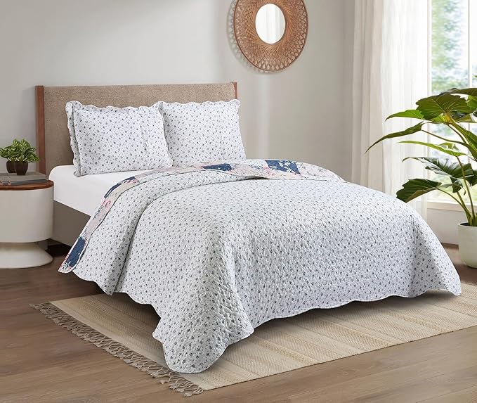 Brilliant Sunshine Roses in Beige Quilt Set, 3-Piece Bedding Sets, Lively Patchwork Design, Washable and Reversible Bedspread, Soft Lightweight Coverlet, All-Season, Full/Queen, Vintage Indigo