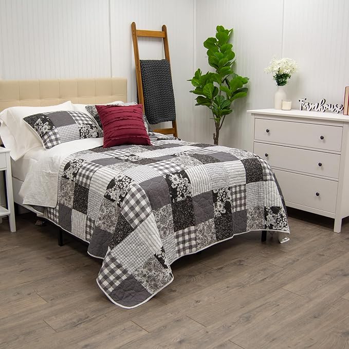 Donna Sharp Indiana Farmhouse Pieced Cotton Quilted Bedding Set - 3-Piece Queen Size Quilt Set - Includes 1 Quilt and 2 Pillow Shams - Machine Washable - Perfect for Rustic Decor