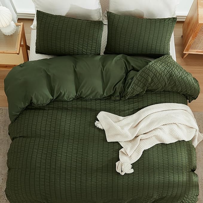 AveLom Dark Olive Green Seersucker Duvet Cover Set King (104 x 90 inches), 3 Pieces (1 Duvet Cover + 2 Pillowcases), Soft Washed Microfiber, Textured Duvet Cover with Zipper Closure, Corner Ties