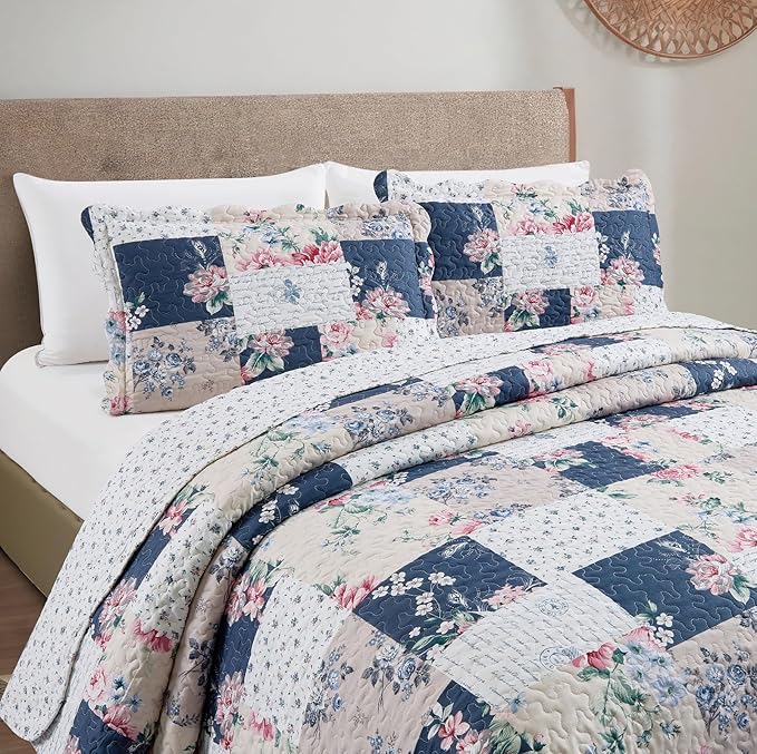 Brilliant Sunshine Roses in Beige Quilt Set, 3-Piece Bedding Sets, Lively Patchwork Design, Washable and Reversible Bedspread, Soft Lightweight Coverlet, All-Season, Full/Queen, Vintage Indigo