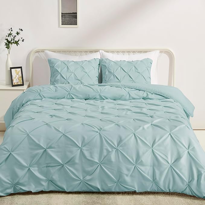 Amazon Basics Soft, Lightweight Queen Size Comforter Sets, All-Season Down-Alternative 3-Piece Bedding Set, Pinch Pleat Design, Full/Queen Size, Spa Blue