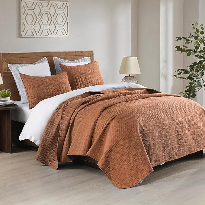 HORIMOTE HOME Burnt Orange King Size Quilt Set - Soft Microfiber Bedspread with 2 Shams, Lightweight & All-Season Geometric Coverlet for Cozy Bedding