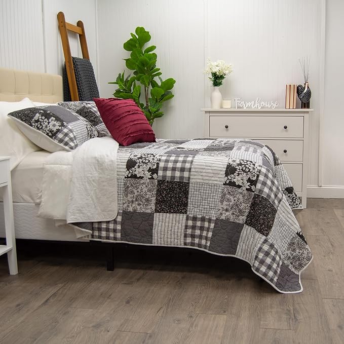 Donna Sharp Indiana Farmhouse Pieced Cotton Quilted Bedding Set - 3-Piece Queen Size Quilt Set - Includes 1 Quilt and 2 Pillow Shams - Machine Washable - Perfect for Rustic Decor