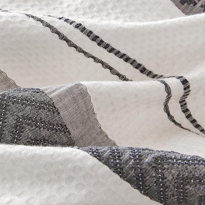 Amazon Basics Waffle Weave Microfiber 3-Piece Duvet Cover Set, Includes 1 Duvet Cover and 2 Pillow Shams, King, Grey Striped