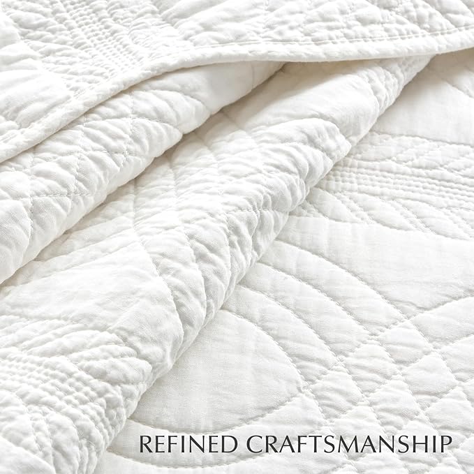 EVERGRACE 100% Cotton Scallop Quilt Set, King Size 3 Piece Set – Lightweight Bedspread with 2 Shams, Soft Prewashed Matelasse Coverlet for Cozy and Elegant Bedding, Bright White