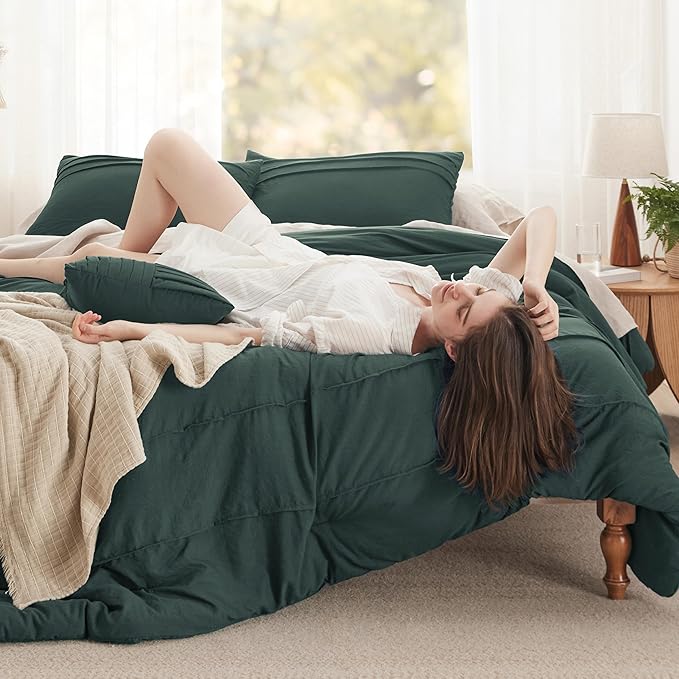Bedsure King Comforter Set - 4 Pieces Pinch Pleat Bed Set, Emerald Green Boho Bedding for All Season, 1 Soft Comforter, 2 Pillowcases, 1 Decorative Pillow