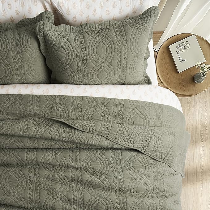 EVERGRACEHOME 100% Cotton Scallop Quilt Set, Queen Size 3 Piece Set – Lightweight Bedspread with 2 Shams, Soft Prewashed Matelasse Coverlet for Cozy and Elegant Bedding, Olive Green