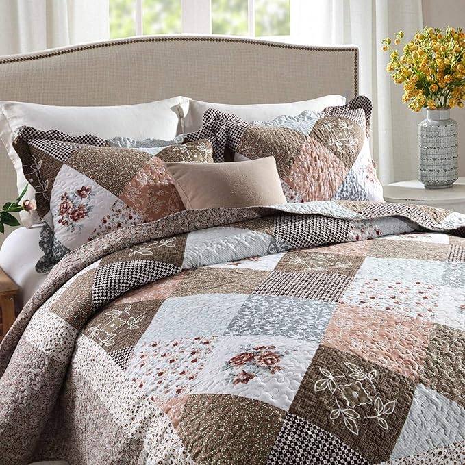 HoneiLife Quilt Set - 3 Piece Microfiber Reversible Bedspreads Patchwork Coverlets Floral Bedding Set All Season- Splicing Mocha Rose,Queen/Full Size