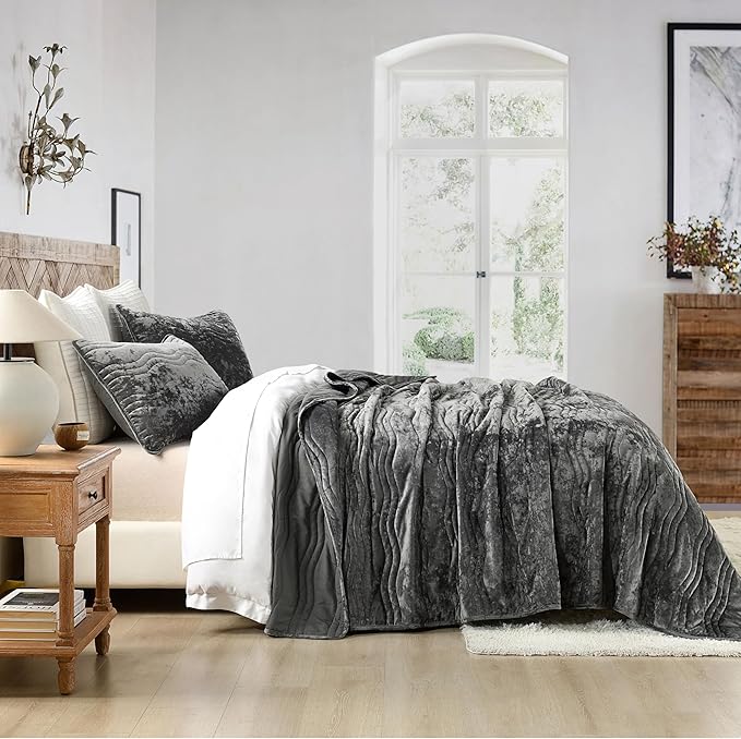 Velvet Quilt Set, Grey Velvet Quilt King Size Comforter Set, Luxury Bedding Soft Plush Bedspread, Machine Washable Coverlet, All-Season 3 Pieces