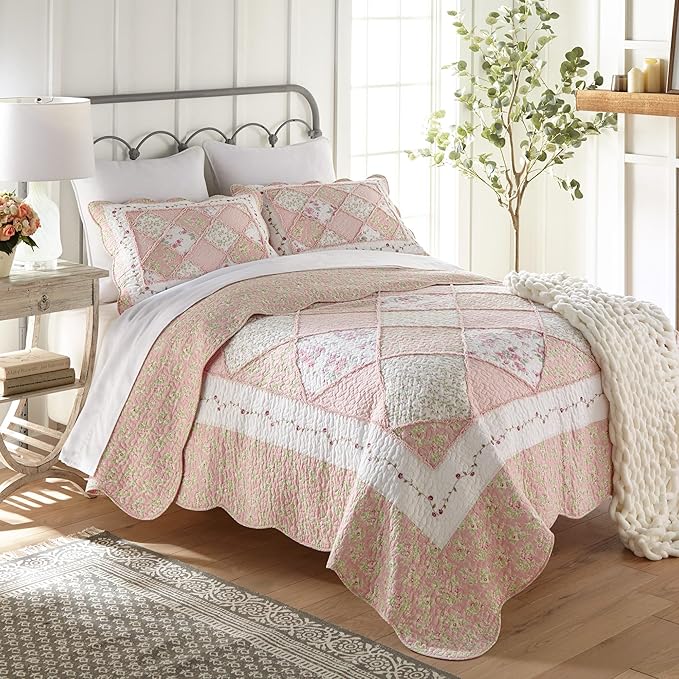 Donna Sharp King Bedding Set - 3 Piece - Strawberry Garden Quilt Set with Quilt and Two Pillow Shams - Machine Washable - Patchwork Design