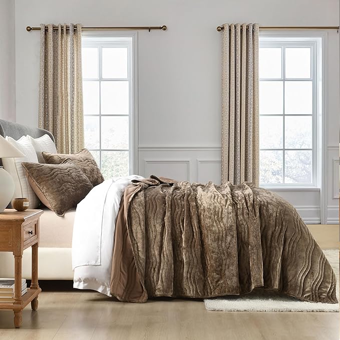 Velvet Quilt Set, Mocha Brown Velvet Quilt King Size Comforter Set, Luxury Bedding Soft Plush Bedspread, Machine Washable Coverlet, All-Season 3 Pieces