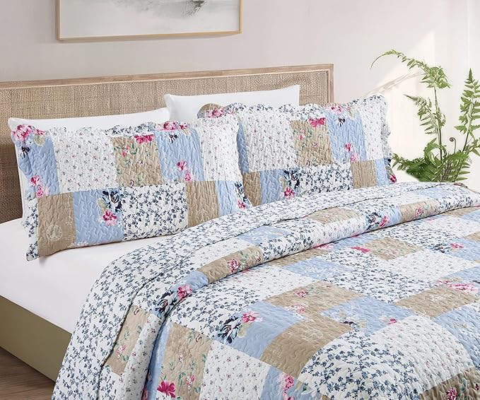 Brilliant Sunshine Pink and Blue Roses Toile Quilt Set, 3-Piece Bedding Sets Lively Patchwork Design, Washable, Reversible Bedspread, Soft Lightweight Coverlet, All-Season, King/Cal King, Blue Natural