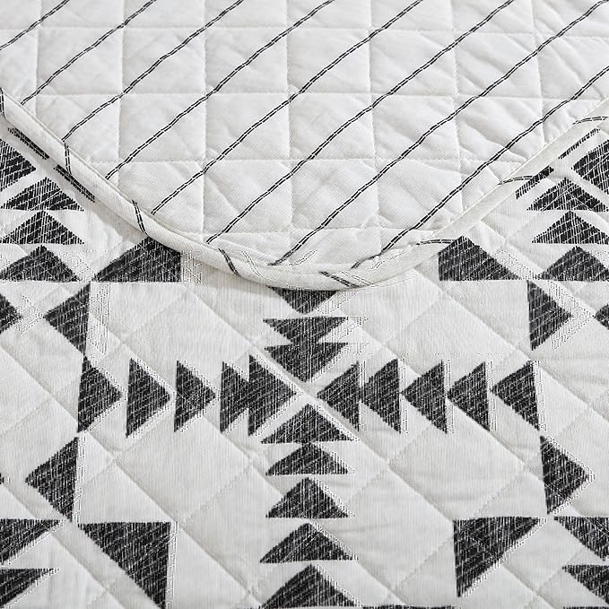 Eddie Bauer - Queen Quilt Set, Reversible Cotton Bedding with Matching Shams, Luxurious Bedding Set (Arrowhead Charcoal, 3 pcs, Queen)